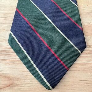 Round tree & Yorke Vintage Silk, Hand Sewn, Men’s Tie in excellent condition.